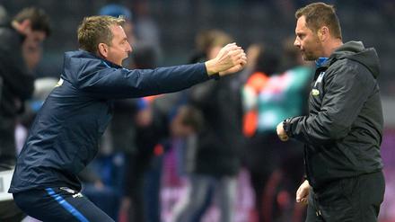 Trainer Pal Dardai (r) und Co-Trainer Rainer Widmayer freuen sich über den dritten Saisonsieg.