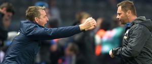 Trainer Pal Dardai (r) und Co-Trainer Rainer Widmayer freuen sich über den dritten Saisonsieg.