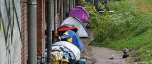 Zelte von Obdachlosen stehen an einem Viadukt im Tiergarten.