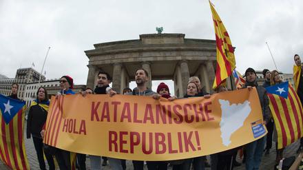 Katalanen fordern eine Republik - auch in Berlin. Zuvor hatte Spaniens Justiz die katalanischen Aktivisten Jordi Sánchez und Jordi Cuixart verhaften lassen.