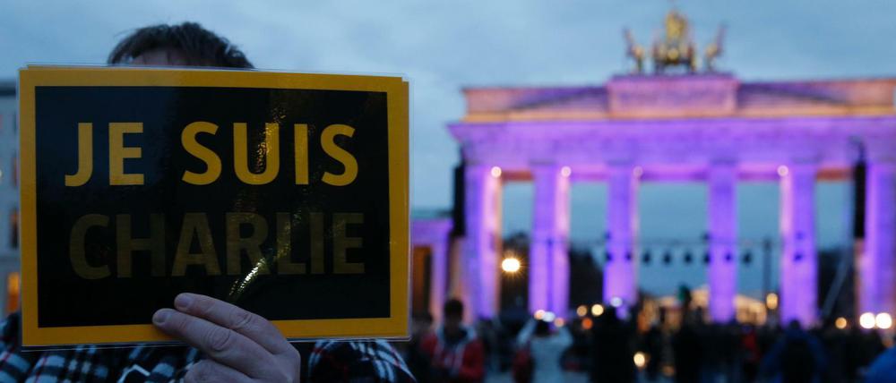Im Januar 2015 wurden zwölf Mitarbeiter der französischen Satirezeitschrift "Charlie Hebdo" bei einem Anschlag ermordet. Weltweit wurde Solidarität bekundet.