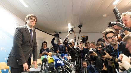 Der von Madrid abgesetzte Carles Puigdemont erklärt in Brüssel: Er beantrage kein Asyl, bleibe aber vorerst in Belgien.