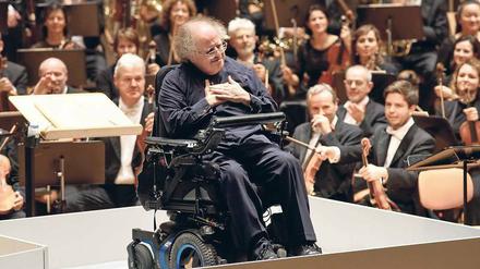 Sichtbar gerührt. Der US-amerikanische Dirigent James Levine zu Gast in Berlin.