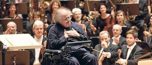 Sichtbar gerührt. Der US-amerikanische Dirigent James Levine zu Gast in Berlin.