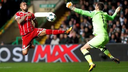 Zwischen Attacke und Torschuss: Münchens Arturo Vidal fliegt auf Craig Gordon zu.
