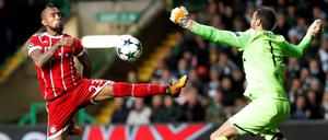 Zwischen Attacke und Torschuss: Münchens Arturo Vidal fliegt auf Craig Gordon zu.
