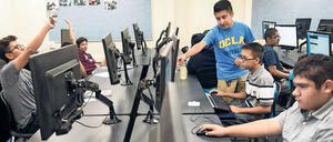 Schüler in den USA arbeiten in einem Computerraum an PCs.