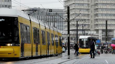 Blick durch die S- und Fernbahnbrücke auf dem Alexanderplatz.