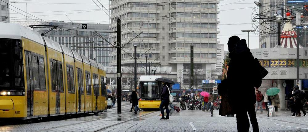 Blick durch die S- und Fernbahnbrücke auf dem Alexanderplatz.