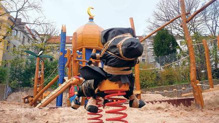 Tausendundeine Nacht. Der Spielplatz in der Walterstraße 22 ist noch gar nicht fertig, schon gibt es Kritik.