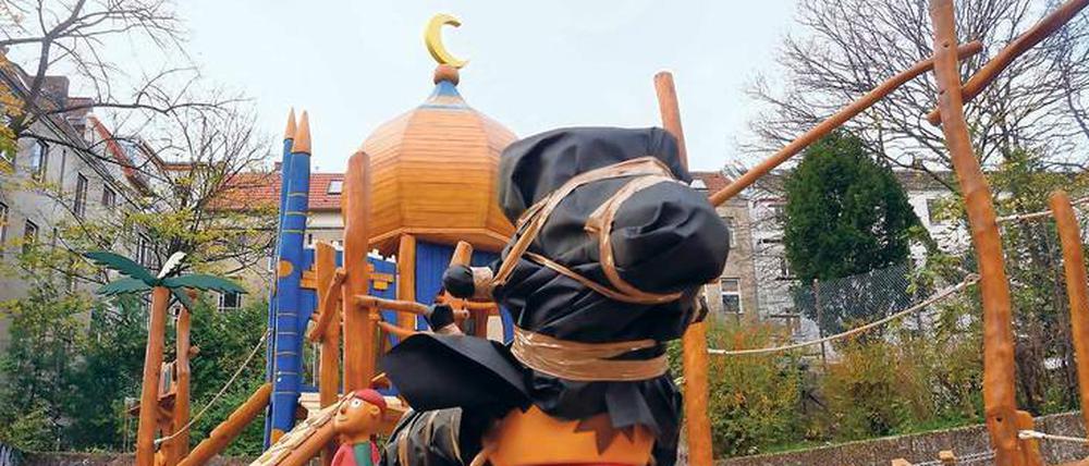 Tausendundeine Nacht. Der Spielplatz in der Walterstraße 22 ist noch gar nicht fertig, schon gibt es Kritik.