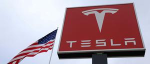 Rekordverluste hat Tesla verkündet.