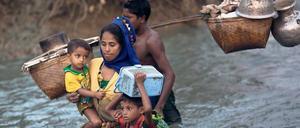 Muslimische Rohingya fliehen von Myanmar ins benachbarte Bangladesch. 