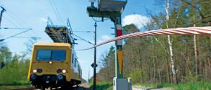 Die Arbeit danach. Wenn Kabeldiebe zuschlagen, müssen die Leitungen hinterher oft mühsam neu gelegt werden. Zugfahrten fallen dann aus. Mit neuer Technik, die in Berlin erprobt wird, will die Bahn den Dieben das Leben schwerer machen. „Hörende“ Kabel sollen verdächtige Geräusche melden. Ein Computer wertet die „digitalen Fingerabdrücke“, die vorher gespeichert worden sind, aus und kann Alarm schlagen.