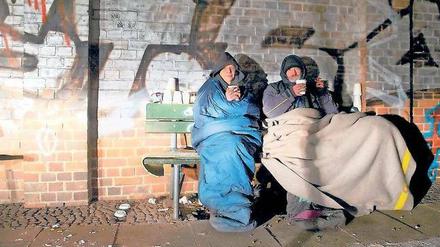 Alle Jahre wieder: Während andere es sich in ihren Wohnungen gemütlich machen, müssen Obdachlose draußen frieren.