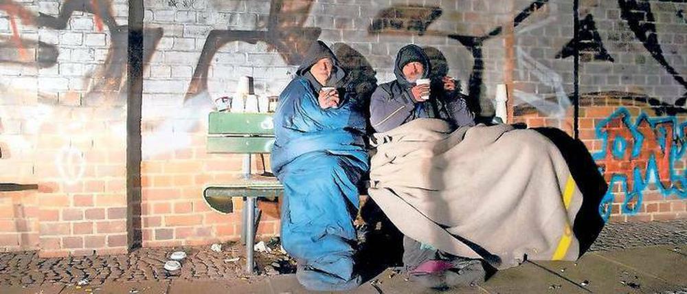 Alle Jahre wieder: Während andere es sich in ihren Wohnungen gemütlich machen, müssen Obdachlose draußen frieren.