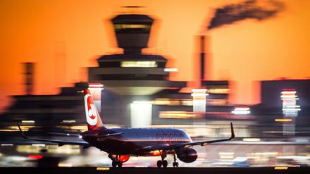 Ob am Flughafen Tegel bald die Lichter ausgehen oder doch nicht - darüber wollen die Kabinette von Berlin und Brandenburg am Mittwoch ein weiteres Mal diskutieren.