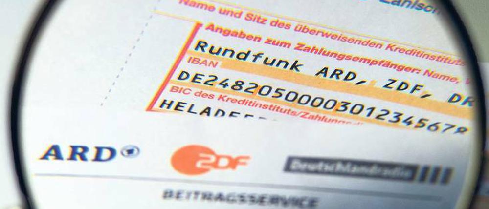Unter der Lupe. ARD, ZDF und Deutschlandradio nehmen jährlich 8,1 Milliarden Euro über den Rundfunkbeitrag ein. Höhe und Verwendung sind strittig.