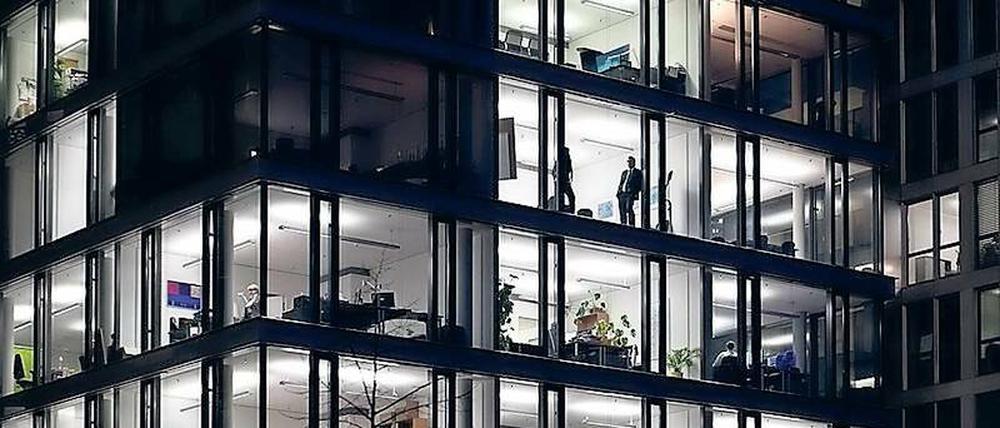 Arbeiten rund um die Uhr? Die Gewerkschaften befürchten im Zusammenhang mit der Digitalisierung eine „Entgrenzung der Arbeit“, die Arbeitgeber fordern noch mehr Flexibilität - und wollen die Arbeitzeitgrenzen im Gesetz verändern.