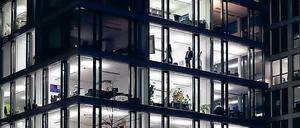 Arbeiten rund um die Uhr? Die Gewerkschaften befürchten im Zusammenhang mit der Digitalisierung eine „Entgrenzung der Arbeit“, die Arbeitgeber fordern noch mehr Flexibilität - und wollen die Arbeitzeitgrenzen im Gesetz verändern. 