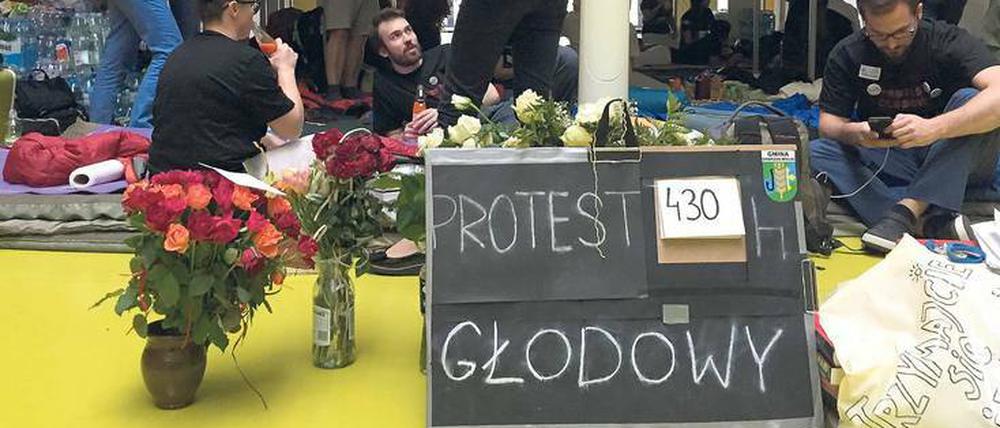 Ausgezehrt. Im Kinderkrankenhaus von Warschau versammelten sich junge Ärzte aus ganz Polen, um mit einem Hungerstreik auf ihre Notlage aufmerksam zu machen.