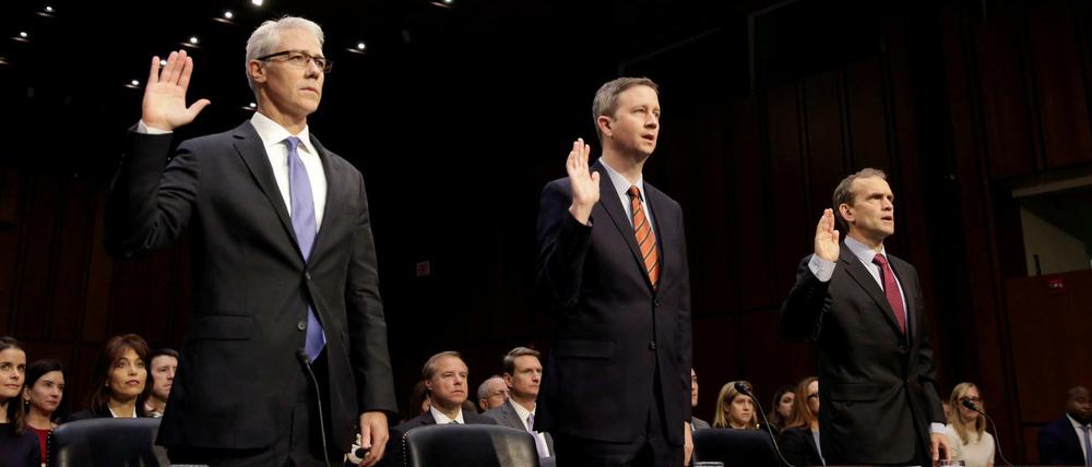 Colin Stretch (Facebook, links), Sean Edgett (Twitter, Mitte) und Richard Salgado (Google) äußern sich im US-Senat zur russischen Einflussnahme auf die US-Präsidentschaftswahl.