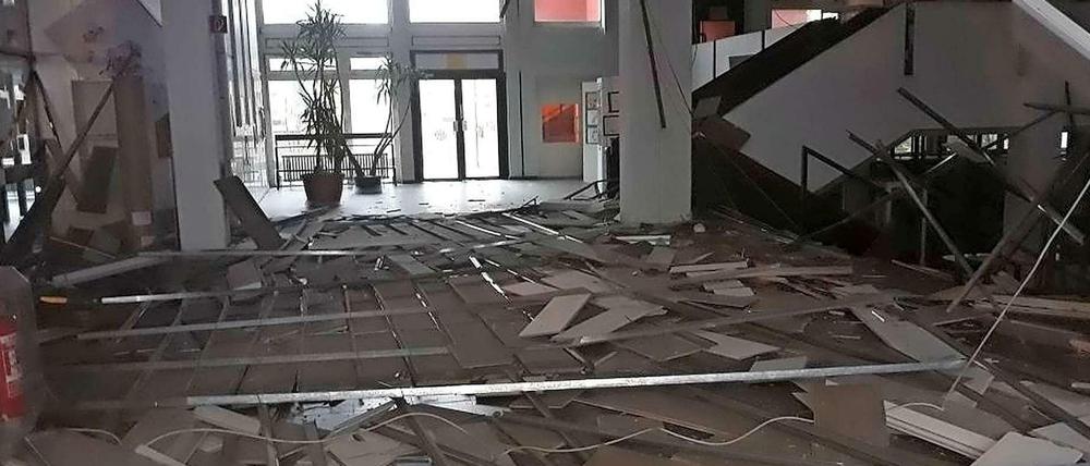 Die Trümmer der Zwischendecke im Foyer der Schule.