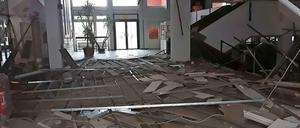 Die Trümmer der Zwischendecke im Foyer der Schule.
