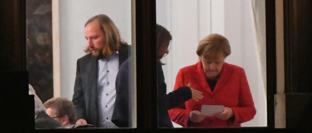 Formulierungskünstler. Anton Hofreiter und Katrin Göring-Eckardt von den Grünen tauschen mit CDU-Chefin Angela Merkel Informationen aus. 