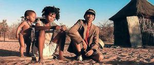 Wo die Familie in Frieden lebt. Vater, Mutter, Kind in der Kalahari-Wüste.