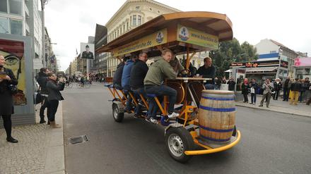 Am Checkpoint Charlie keine Seltenheit: das Bierbike. 