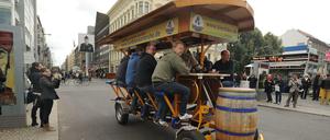 Am Checkpoint Charlie keine Seltenheit: das Bierbike.