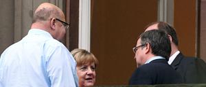 Peter Altmaier, Angela Merkel und Armin Laschet auf dem Balkon der Parlamentarischen Gesellschaft. 