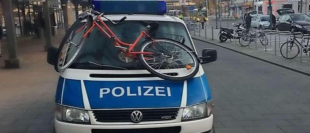 Der Einsatzwagen wurde an der Frontscheibe beschädigt.