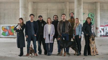 Mit Dackel und Dobermann: Zum Team von "Dogs of Berlin" gehören Hannah Herzsprung (v.l.n.r.), Fahri Yardim, Regisseur Christian Alvart, Katharina Schüttler,Produzent Sigi Kamml, Felix Kramer, Kameramann Frank Lamm, Anna Maria Mühe und Katrin Sass. 