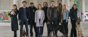 Mit Dackel und Dobermann: Zum Team von "Dogs of Berlin" gehören Hannah Herzsprung (v.l.n.r.), Fahri Yardim, Regisseur Christian Alvart, Katharina Schüttler,Produzent Sigi Kamml, Felix Kramer, Kameramann Frank Lamm, Anna Maria Mühe und Katrin Sass. 