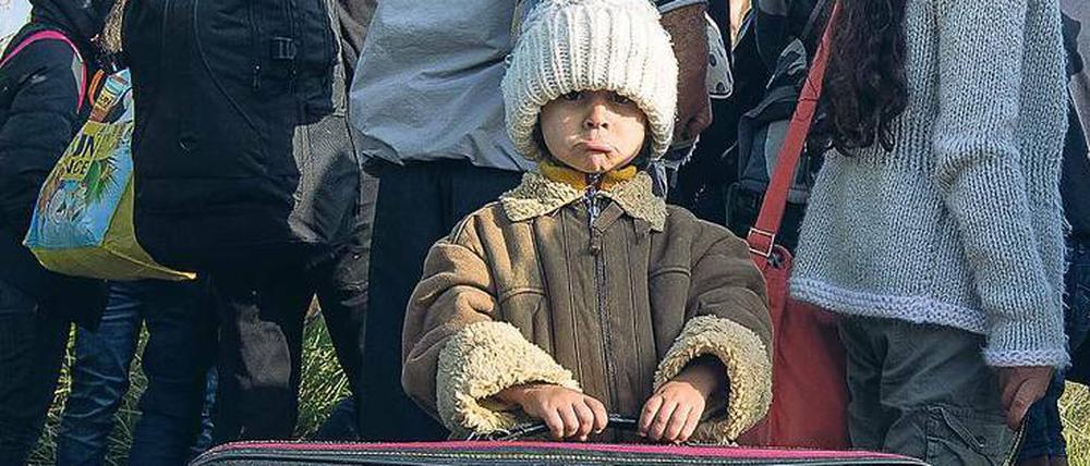 Flüchtlinge warten im Jahr 2015 nahe dem Bahnhof Schönefeld in Brandenburg. Die meisten, so wurde jetzt festgestellt, sind mit ihren Familien geflüchtet oder haben gar keine.