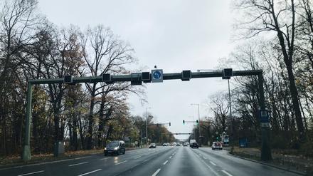Die Spurwechselanlage über der Straße steuert die Fahrspuren.