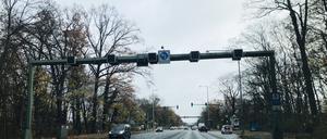 Die Spurwechselanlage über der Straße steuert die Fahrspuren.