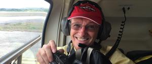 Tony Wheeler ist immer im Einsatz für den "Lonely Planet", hier in einem Helikopter in Guatemala.