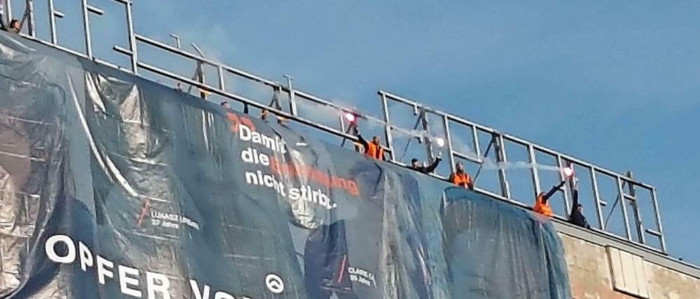 Unerlaubte Aktion. Mehrere Personen entrollten das Banner vom Dach des Hauses der Statistik und zündeten Bengalos.