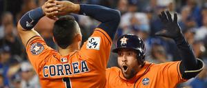 Eingeschlagen. Carlos Correa bejubelt mit Teamkollege George Springer dessen vorentscheidenen Homerun im siebten Spiel der World Series zwischen Houston und Los Angeles, in der sich die Astros mit 4:3-Siegen durchsetzten. 