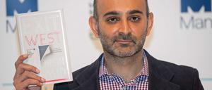 Mohsin Hamid mit seinem Buch "Exit West", das es auf die Shortlist des Man Booker Preises geschafft hat.