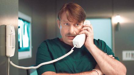 Dr. Falko Lammert (Peter Trabner) beschwert sich gerne per Telefon bei der Klinikleitung