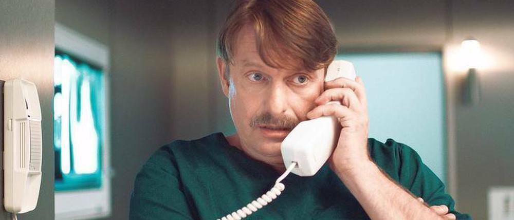 Dr. Falko Lammert (Peter Trabner) beschwert sich gerne per Telefon bei der Klinikleitung