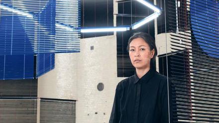 Melancholie mit Lamellen. Haegue Yang inmitten ihrer Skulptur im Kindl – Zentrum für zeitgenössische Kunst.