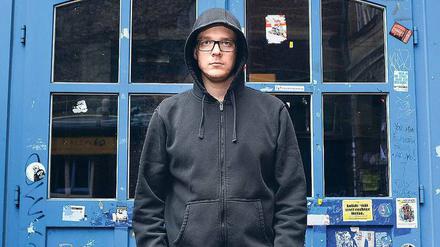 Heller Kopf, dunkler Pullover: Nico Semsrott vor dem Mehringhof-Theater, wo er Ende November mehrmals auftritt. Gegen seine Angst hilft nur Applaus.