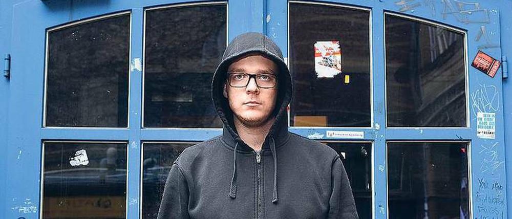 Heller Kopf, dunkler Pullover: Nico Semsrott vor dem Mehringhof-Theater, wo er Ende November mehrmals auftritt. Gegen seine Angst hilft nur Applaus.