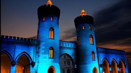 Ganz in Blau. Das Nauener Tor in Potsdam, anlässlich des Lichtspektakels illuminiert.