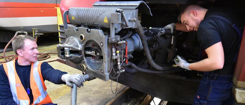 Winterfertig. Bahn-Techniker fetten die Kupplung ein.